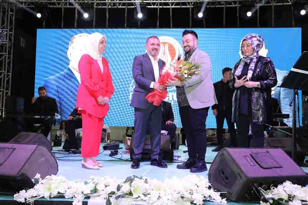 Başkan Ercan’dan Yenikentlilere Müjde Üstüne Müjde Sincan Belediye Başkanı Murat Ercan’ın Sincanlılarla ünlü isimleri buluşturduğu konserlerin