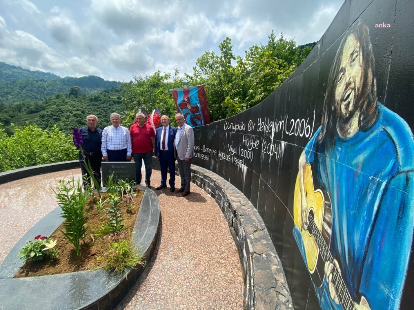 Sanatçı Kazım Koyuncu, 17. ölüm yıl dönümünde Hopa’ya bağlı Yeşilköy’deki