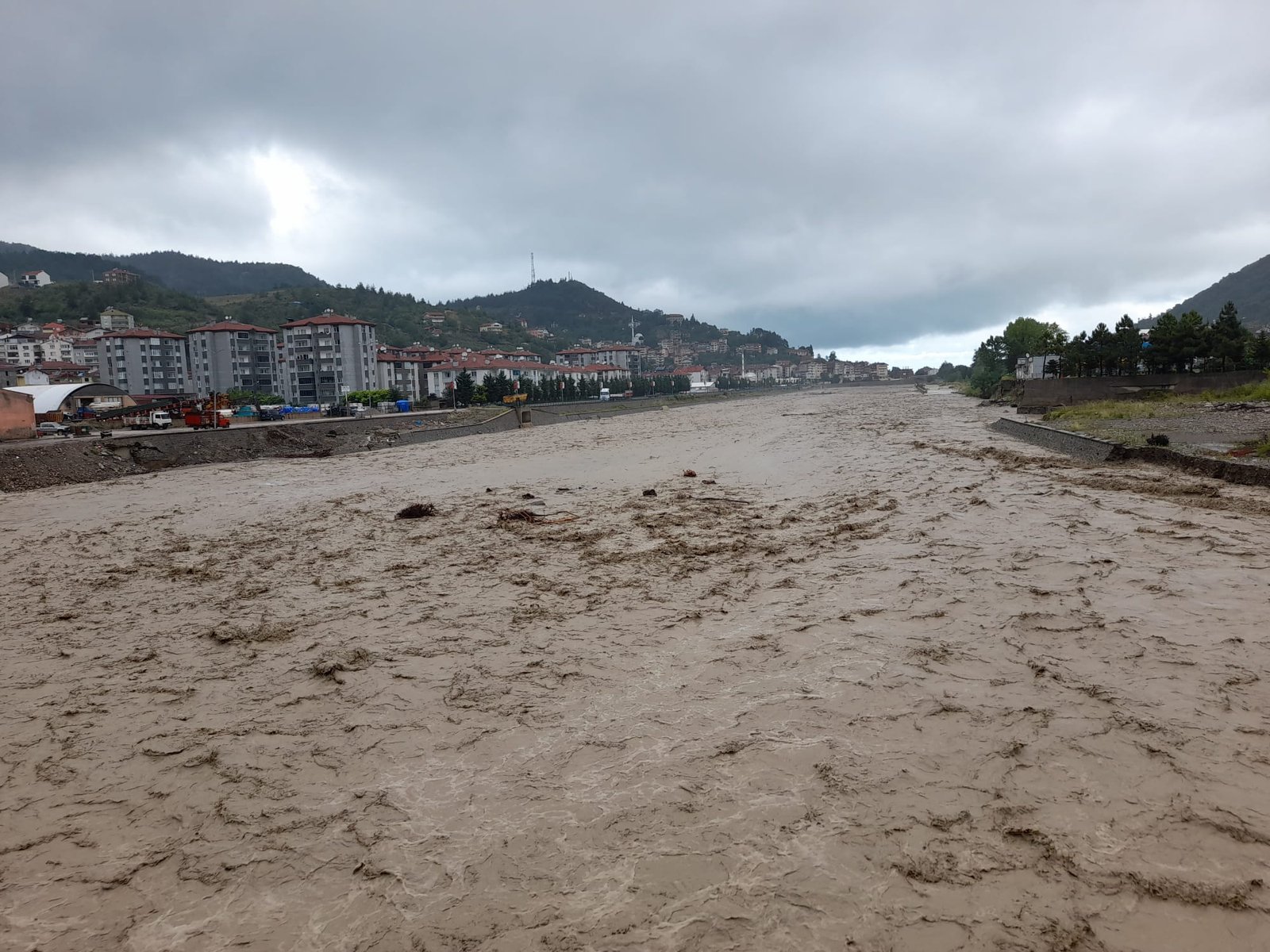 Sinop'un Türkeli ilçesinde dün geceden itibaren etkili olan sağanak yağış