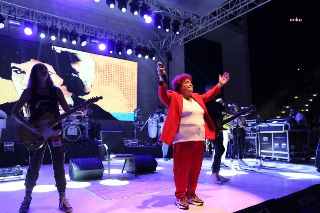 Didim Belediyesi tarafından Didim Amfitiyatro'da düzenlenen Selda Bağcan konserine, yurttaşlar