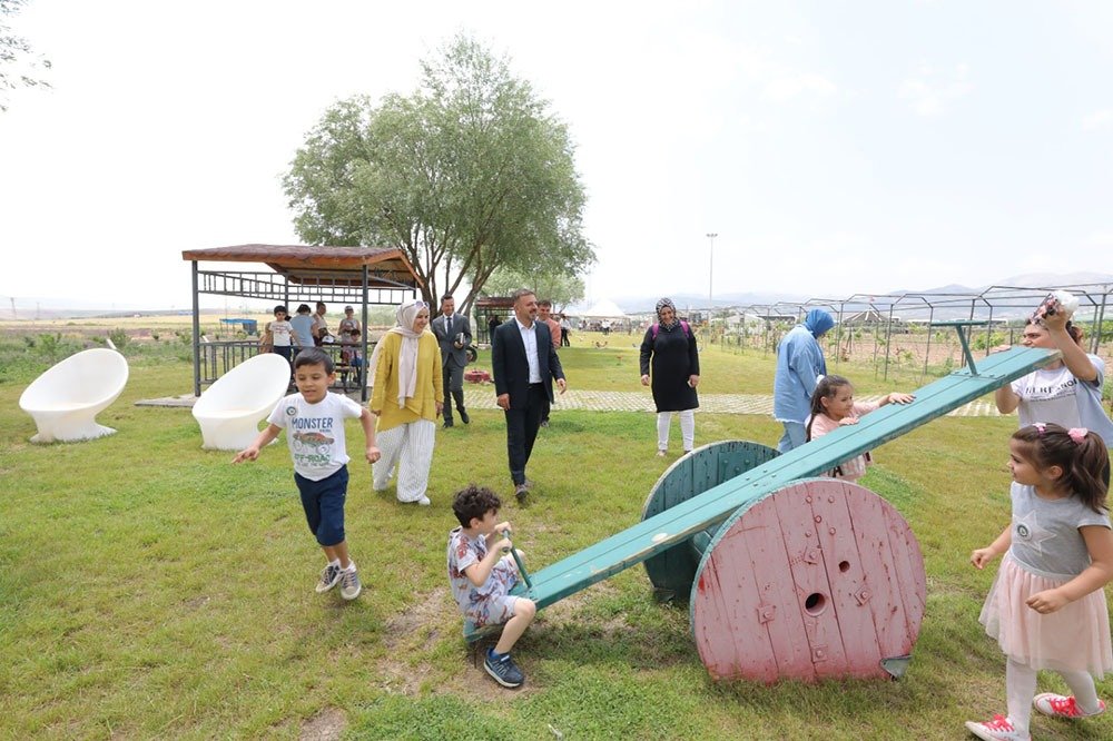 Sincan Belediye Başkanı Murat Ercan İşitme Engelli Çocuklarla Keyifli Bir Gün Geçirdi Sincan Belediye Başkanı Murat Ercan, işitme engelli çocuklar ve aileleriyle