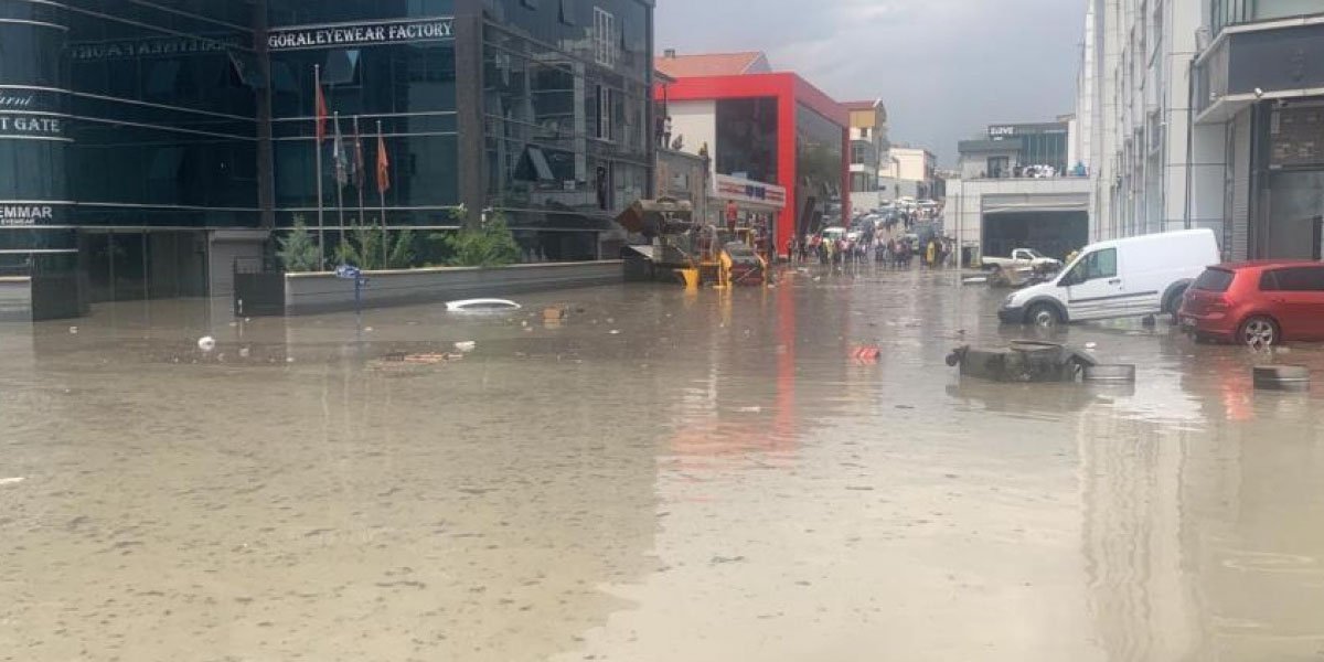 Sel Felaketi Hakkında Açıklama Değerli Ankaralılar,
Kentimizde yaşanan sel felaketi hakkında bilgi vermeye, gelişmeleri şeffaf