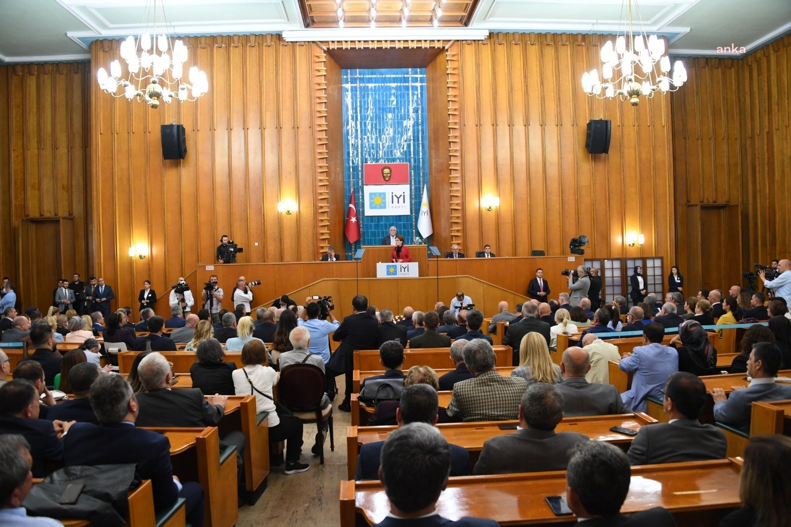 Akşener: Sayın Erdoğan’ın Vicdanı Kapsama Alanı Dışında ve Kendisine Ulaşılamıyor İYİ Parti Genel Başkanı Meral Akşener, Akdeniz Üniversitesi’ndeki öğrenci intiharlarına