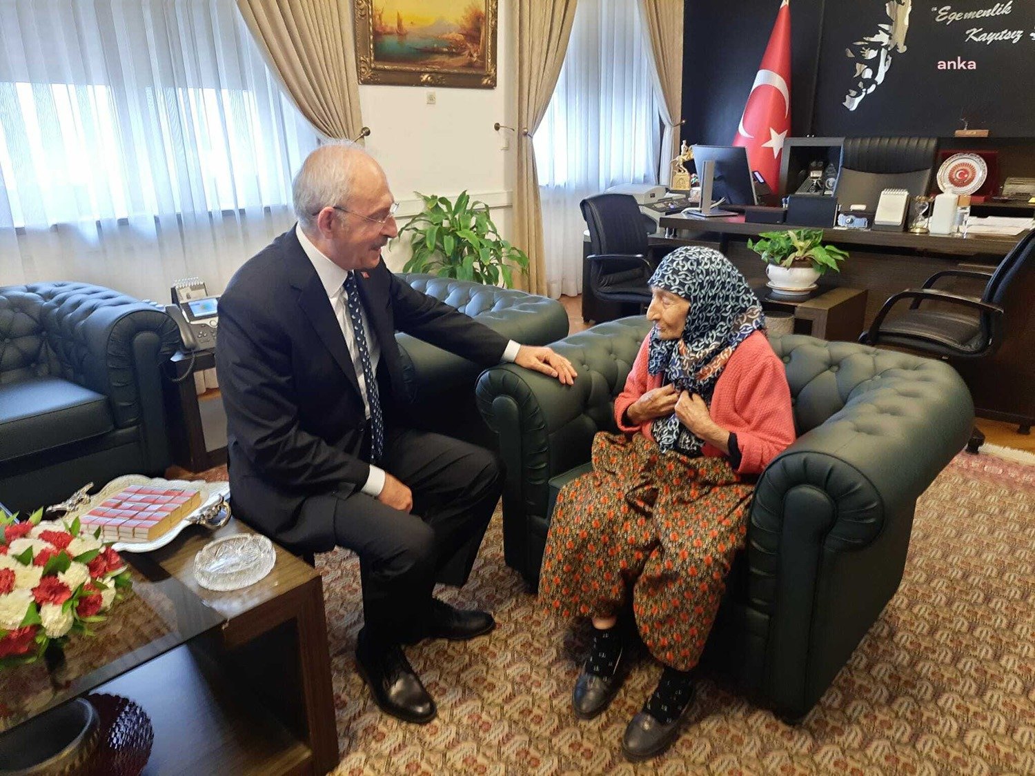 Kılıçdaroğlu’nun Görüştüğü 97 Yaşındaki Hayriye Kuzu: “Sen İşin Başına Geçersen O Günü Görünce Daha İyi Olacağım” CHP Genel Başkanı Kemal Kılıçdaroğlu, kendisiyle görüşmek için İzmir'in Kiraz