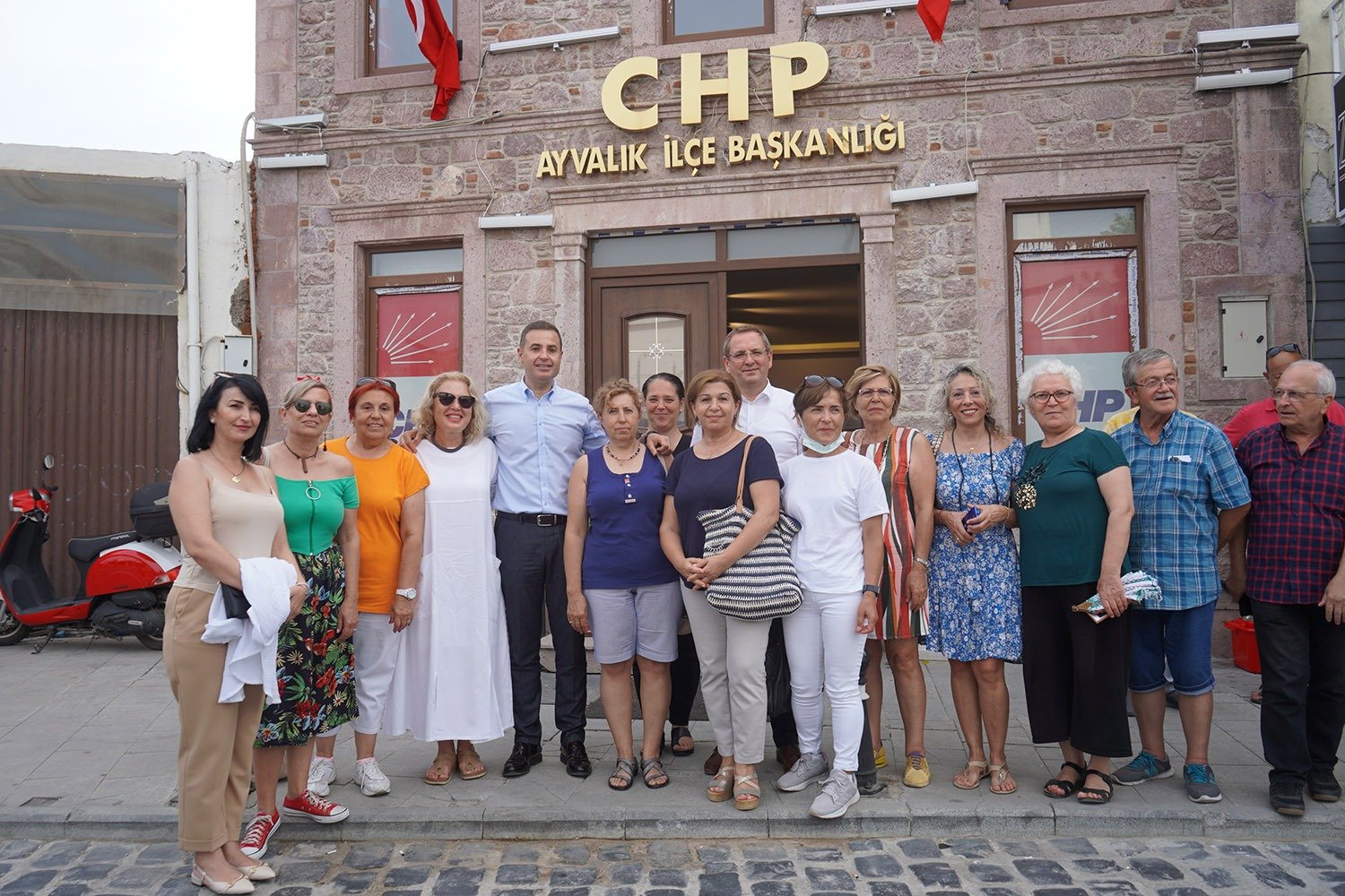 Balıkesir’in Ayvalık ilçesinde CHP ilçe örgütünde düzenlenen toplantıya katılan ve