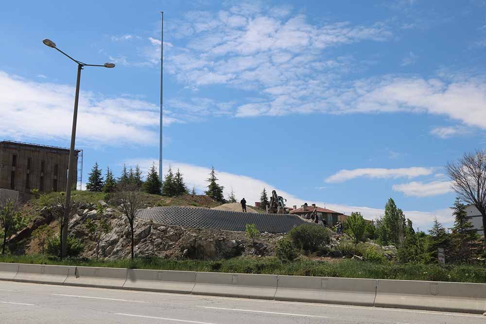 Elmadağ Seyir Tepesi’nde Türk Bayrağı Dalgalanacak Elmadağ Tatlıca mahallesi Samsun yolu kenarında, yaklaşık 2.000 m2 alanda,