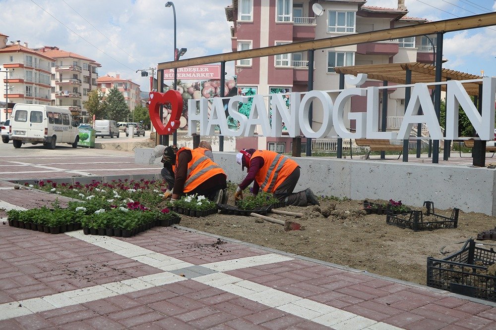 Elmadağ Belediyesi yaz mevsiminin gelmesiyle birlikte, İlçenin modern bir görüntü
