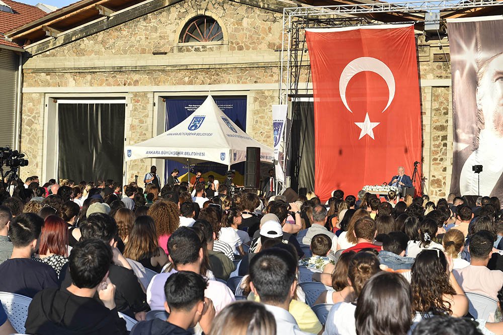 ABB İlber Ortaylı’yı Başkentli Gençlerle Buluşturdu Ankara Büyükşehir Belediyesi, ünlü tarihçi ve yazar Prof. Dr. İlber