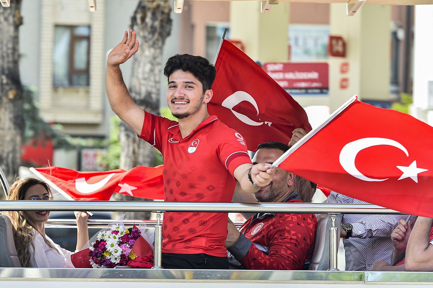 Avrupa Şampiyonu ASKİ Sporlu Milli Halterci Muhammed Furkan Özbek’e Coşkulu Karşılama Arnavutluk’ta düzenlenen “Büyükler Avrupa Halter Şampiyonası”nda, 2 altın ve1 bronz