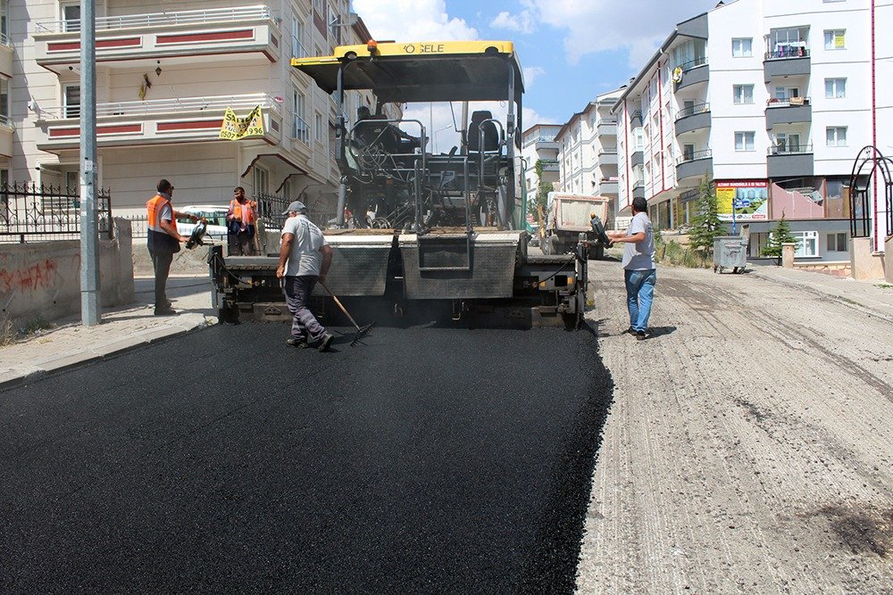 Etimesgut Belediyesi merkez mahallelerde asfalt ihtiyacı olan sokaklarda asfaltlama çalışması