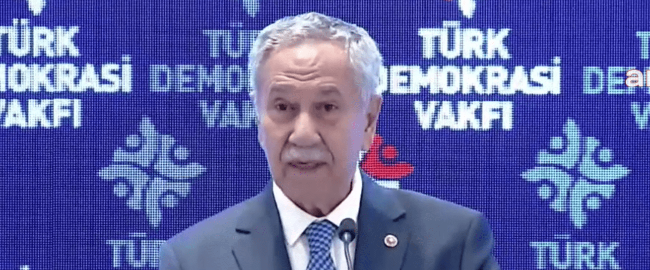 Bülent Arınç: “Bağırmanın Zamanıdır, Kral Çıplak Demenin Zamanıdır” Eski TBMM Başkanı Bülent Arınç, “Tatlı su balığı siyasetçileri var.