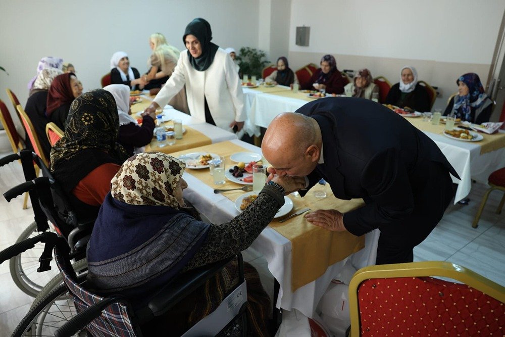 Keçiören Belediye Başkanı Turgut Altınok, belediye bünyesinde hizmet veren Gönül