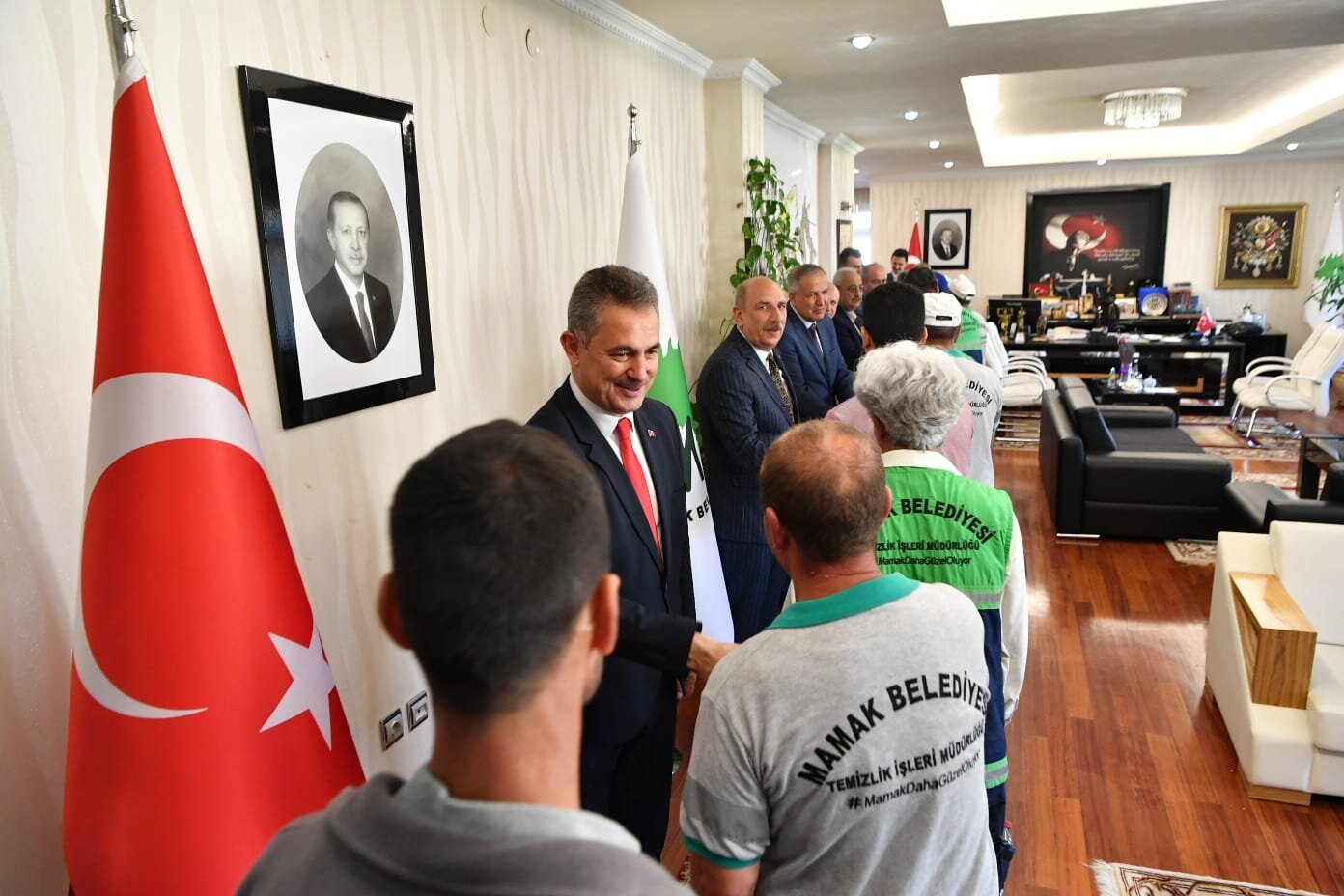 Mamak Belediyesinde Bayram Sevinci Mamak Belediye Başkanı Murat Köse ve Mamak Belediyesi yönetimi personelle