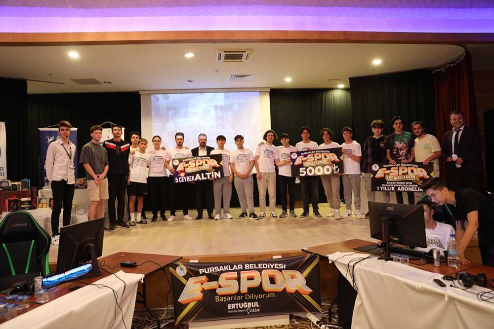E-Spor Ödülleri Başkan Ertuğrul Çetin’den Pursaklar Belediyesi’nin düzenlediği Valorant E-Spor Turnuvası’nda dereceye giren takımlar, ödüllerini