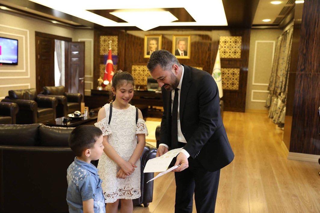 Başkan Ertuğrul Çetin, Ziyaretine Gelen Çocukları Eli Boş Göndermiyor Çocuklara sevgiyle yaklaşan, onlara küçük hediyeler veren Başkan Ertuğrul Çetin,