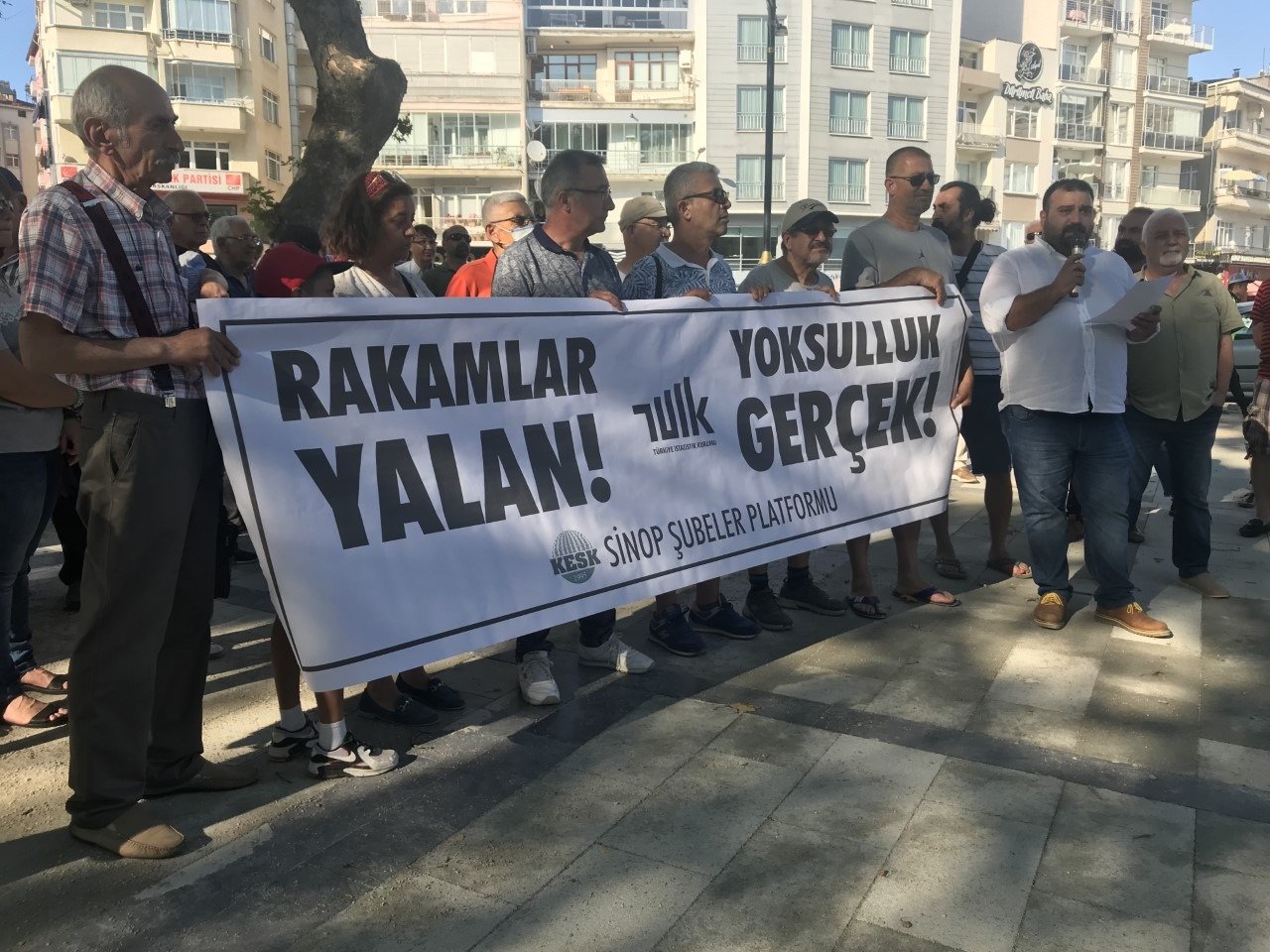KESK Üyesi Memurlar TÜİK’in Açıkladığı Enflasyon Verilerini Sinop’ta Protesto Etti Kamu Emekçileri Sendikaları Konfederasyonu (KESK) üyesi memurlar, Türkiye İstatistik Kurumu’nun