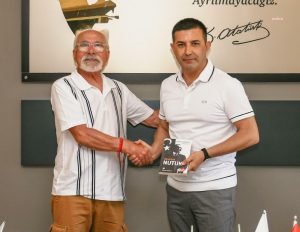 Emre Kongar'dan Kusadasi Belediye Baskani Omer Gunel'e Ziyaret