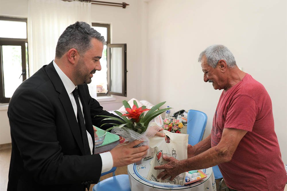 Başkan Ertuğrul Çetin’in İlk Bayram Ziyareti Huzurevi Pursaklar Belediye Başkanı Ertuğrul Çetin, Kurban Bayramı dolayısıyla Necla Kızılbağ