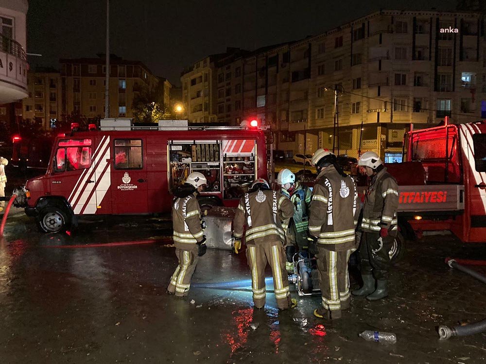 İstanbul’da Sağanak Etkili Oldu Ev ve İş Yerlerini Su Bastı İstanbul'un birçok bölgesinde gök gürültülü sağanak yağış etkili oldu. Gece