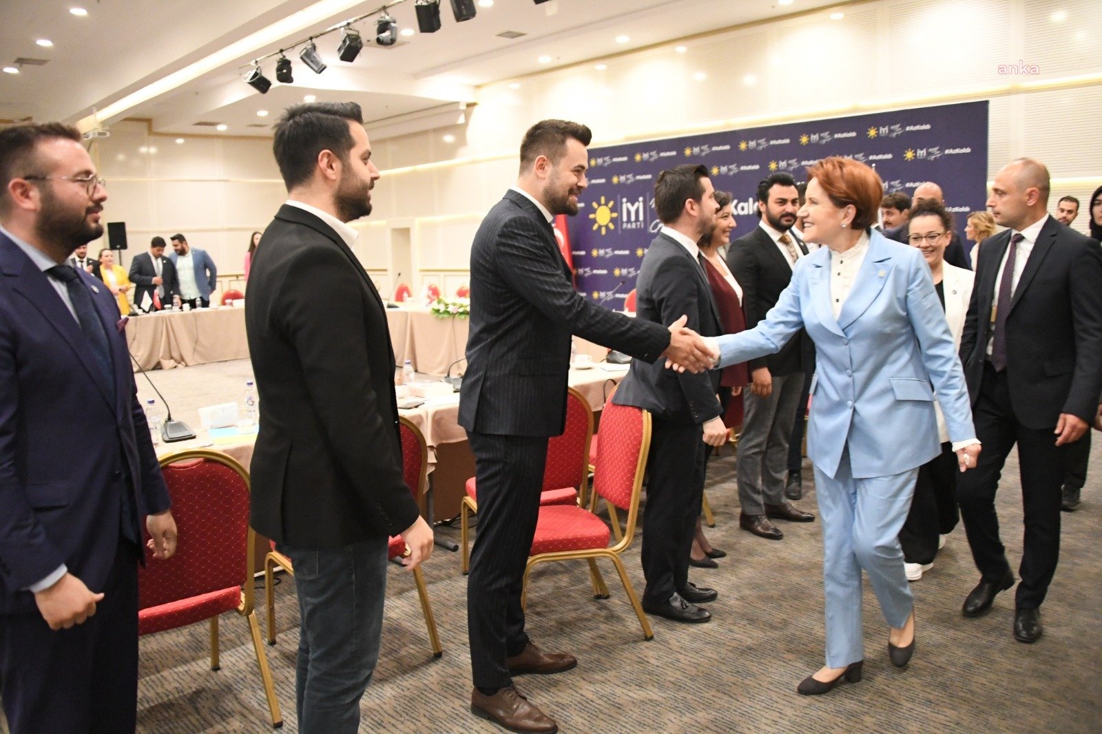 İYİ Parti Genel Başkanı Meral Akşener, partisinin gençlik kolları il başkanlarıyla