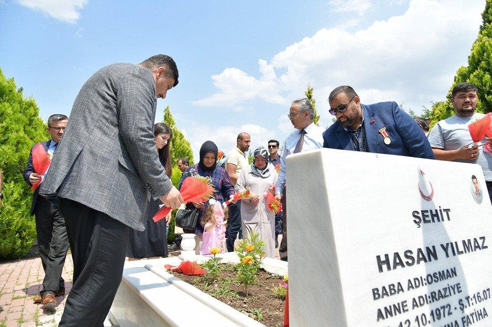 Kahramankazanlı Şehitler Mezarları Başında Anıldı Kahramankazan Belediye Başkanı Serhat Oğuz, şehit aileleriyle birlikte arife gününde