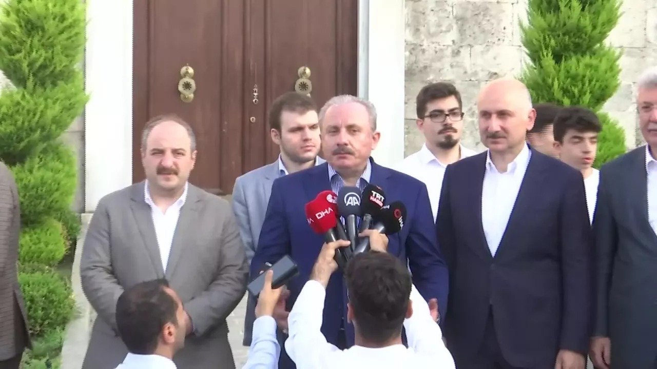 TBMM Başkanı Mustafa Şentop, bayram namazını İstanbul’daki Ayasofya Camii'nde kıldı.