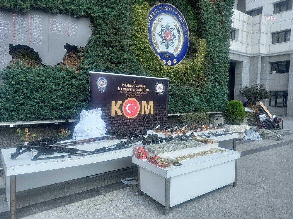 Sarallar’ın Beşiktaş’ta Mekan Basma Görüntüleri Ortaya Çıktı "Sarallar Grubu" diye bilinen organize suç örgütüne yönelik 28 Haziran’da