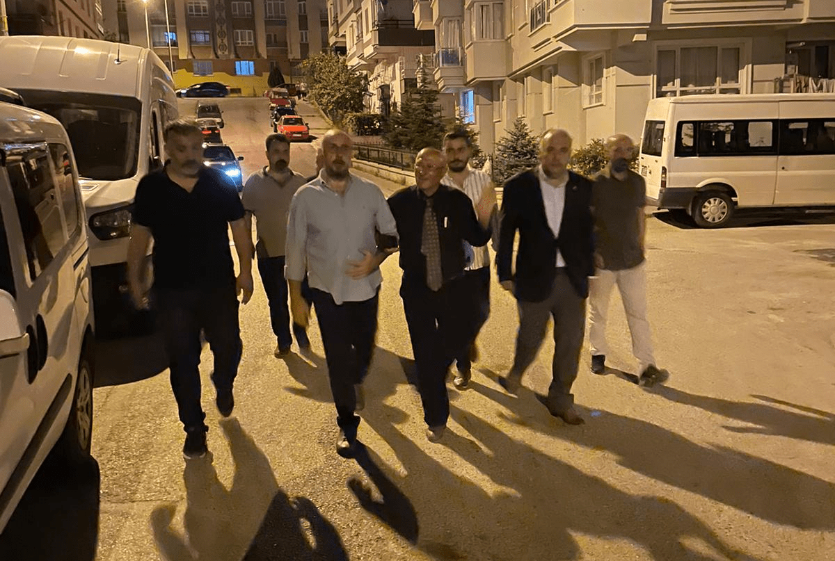 İYİ Partili Uğur Poyraz, Saldırıya Uğrayan Cemevini Ziyaret Etti İYİ Parti Genel Sekreteri Uğur Poyraz, bugün saldırıya uğrayan Şah-ı