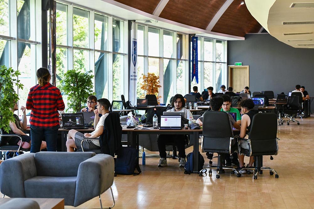 Mansur Yavaş Döneminde Büyük Yükseliş: Öğrenci Dostu Şehir Ankara Ankara Büyükşehir Belediye Başkanı Mansur Yavaş, göreve başlamasının ardından öğrenciler