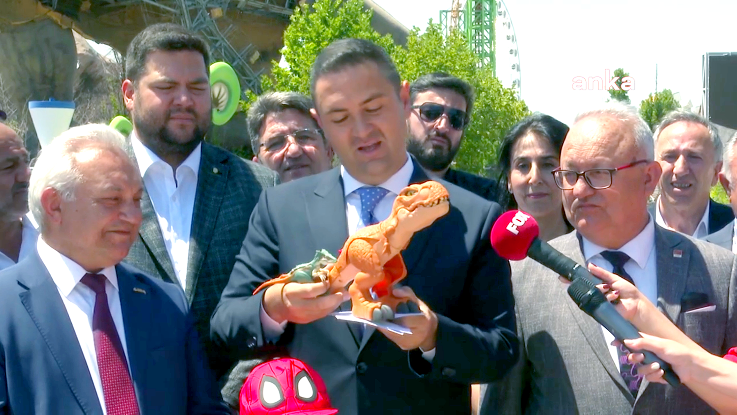 CHP PM üyesi Umut Akdoğan, Ankapark’ta inceleme yaptıktan sonra eline