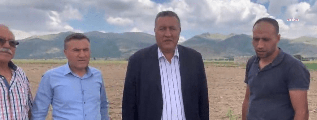 CHP’li Gürer’e Konuşan Patates Üreticisi: çiftçilik yapmak zorlaştı. Gübre, maliyet, mazot hepsi belimizi büküyor CHP Niğde Milletvekili Ömer Fethi Gürer, Niğde'de sel nedeniyle ektiği