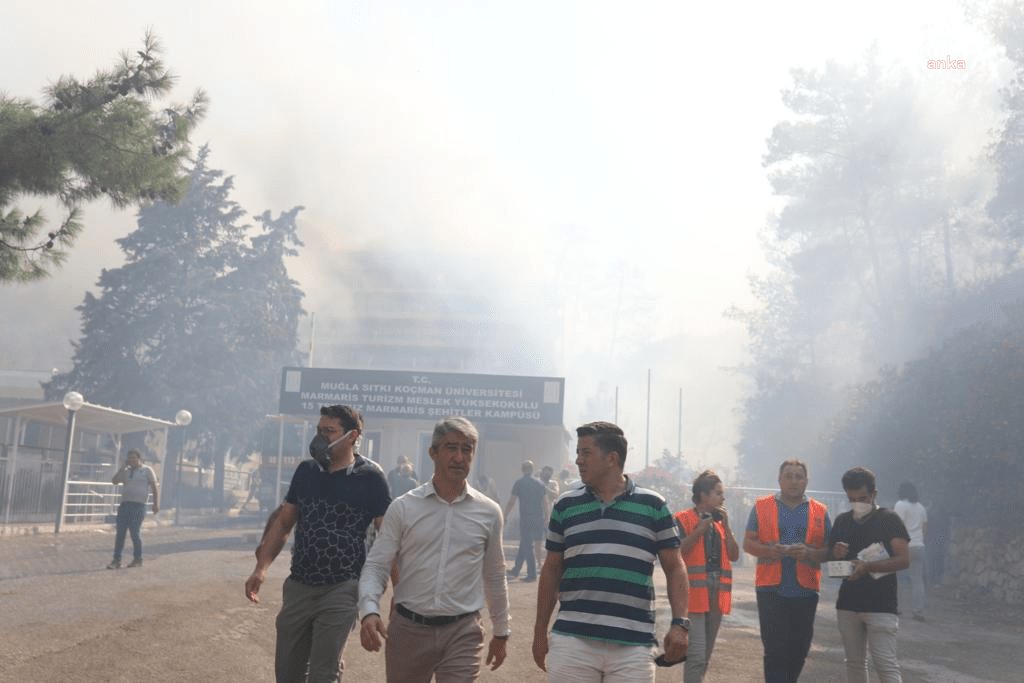 Marmaris Belediye Başkanı Oktay: “Uygulama Oteli’nde ve Çevresindeki Alevleri Söndürme Çalışmaları Hızla Devam Ediyor” Marmaris Belediye Başkanı Mehmet Oktay, Marmaris İçmeler’de yaşanan orman yangınına
