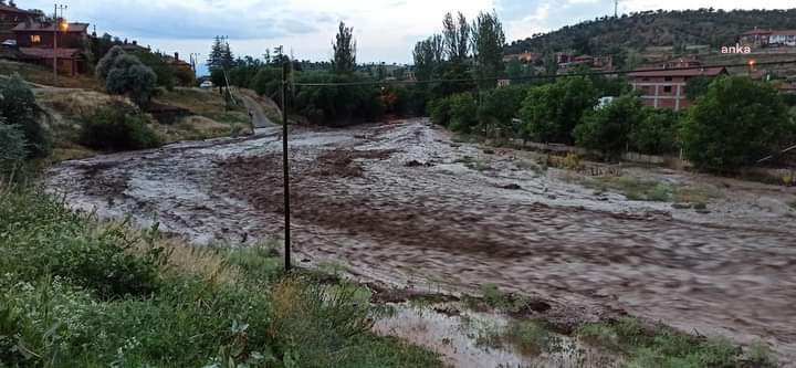 Nallıhan’da Sağanak Yağış Sele Neden Oldu Ankara Nallıhan’da etkili olan sağanak yağış nedeniyle dün ilçenin birçok