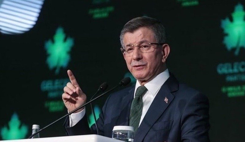 Ahmet Davutoğlu’ndan Erdoğan’a Çağrı: “Gelin, Yüzleşelim! Siz Prompter Kullanın, Ben Yüreğimle Konuşacağım” Gelecek Partisi Genel Başkanı Ahmet Davutoğlu, Cumhurbaşkanı Recep Tayyip Erdoğan’a