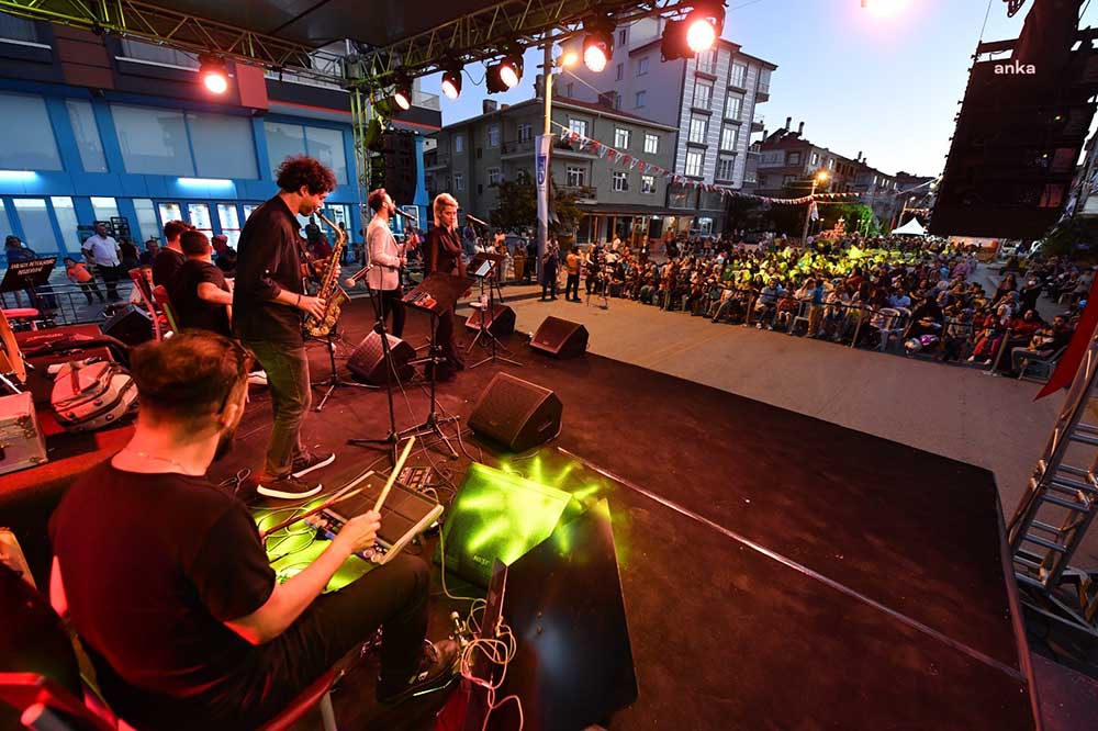 Başkentte ‘Ankara Yaz Şenlikleri ve Konserleri’ Devam Ediyor Ankara Büyükşehir Belediyesi (ABB) başkentlileri, 'Ankara Yaz Şenlikleri ve Konserleri'