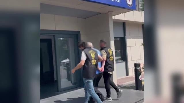 Metroda Yanında Oturan Siyahi Bir Aileye Irkçı Muamelede Bulunduğu ve Küfrettiği İddia Edilen Şüpheli Gözaltına Alındı İstanbul’da, Yenikapı-Hacıosman metro hattında yanında oturan "siyahi bir aileye ırkçı