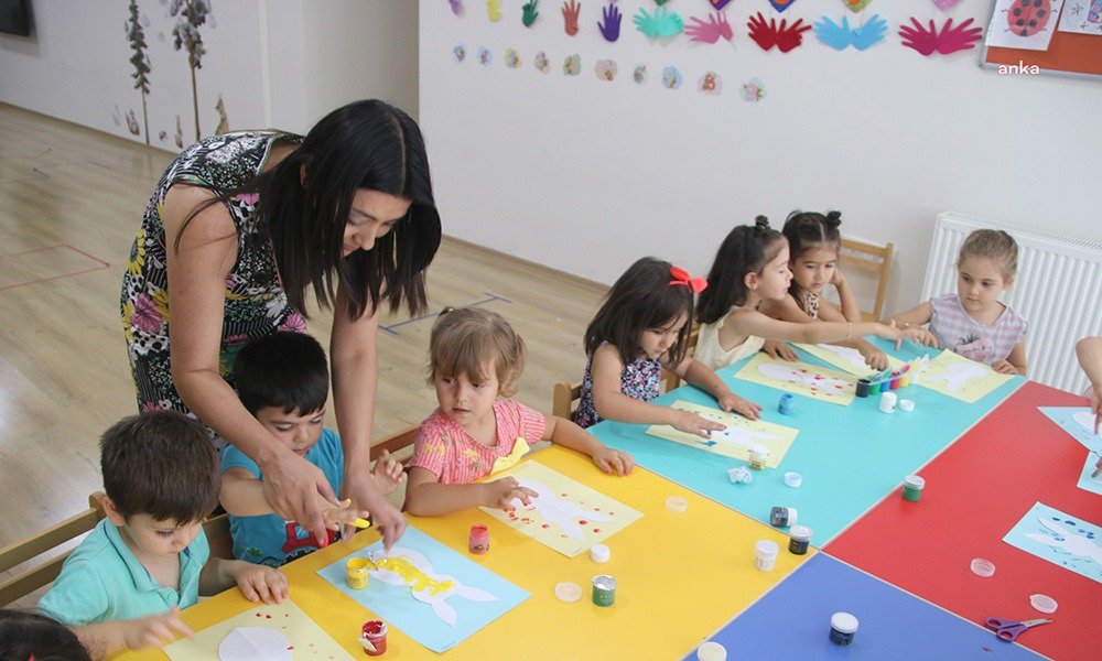 Ebeveynlerin hafta içi mesai saatlerinde işlerini yapabilmek için çocuklarını iki