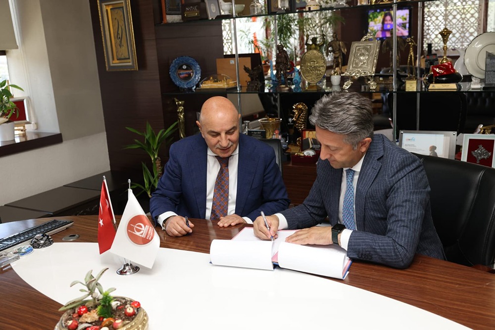 Keçiören Belediye Başkanı Turgut Altınok, kendisini makamında ziyaret eden Ankara