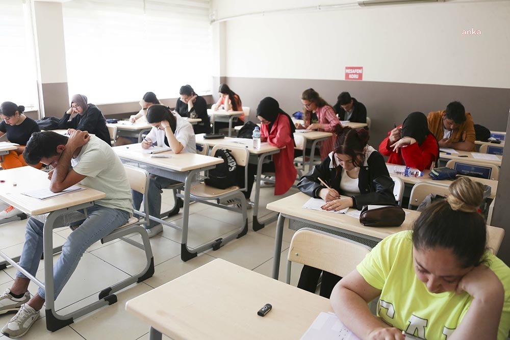 Aydın Büyükşehir Belediyesi Gençlik Merkezi’nin düzenlediği üniversite sınavı hazırlık kurslarıyla