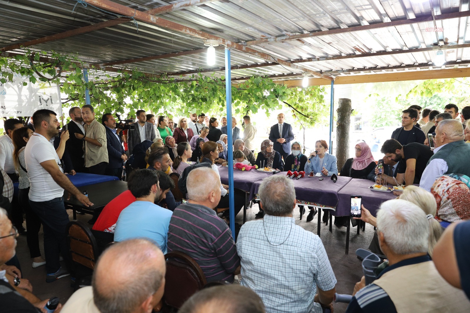 İYİ Parti Genel Başkanı Meral Akşener, İstanbul Sazlıbosna’da bir vatandaşın
