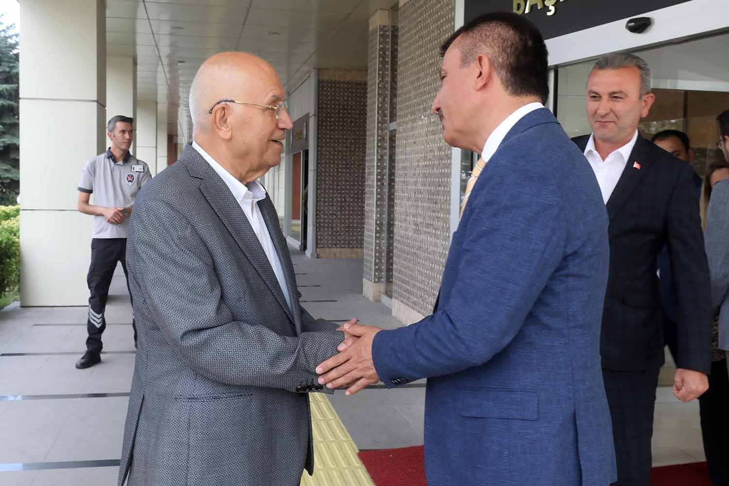 Yenimahalle Belediye Başkanı Fethi Yaşar, Altındağ Belediye Başkanı Asım Balcı’yı