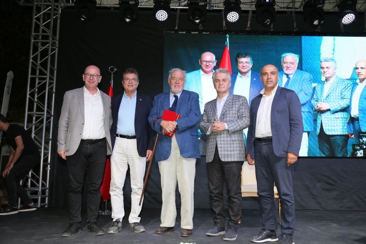 CHP Genel Başkan Yardımcısı Bülent Kuşoğlu, Edremit’te; “Türkiye Cumhuriyeti dimdik