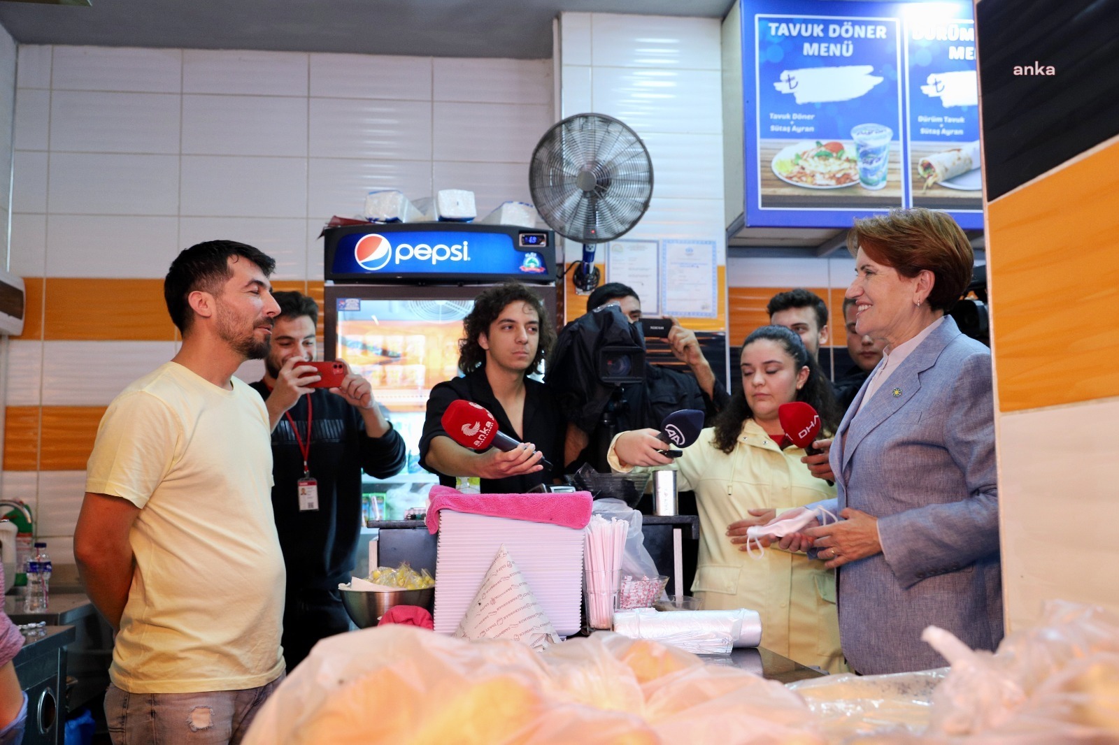 İYİ Parti Genel Başkanı Meral Akşener, İstanbul'un Sultangazi ilçesinde esnafın