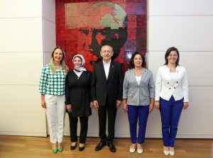 CHP Genel Baskani Kilicdaroglu, 90 Bininci Yeni Kadin Uyenin Rozetini Takti