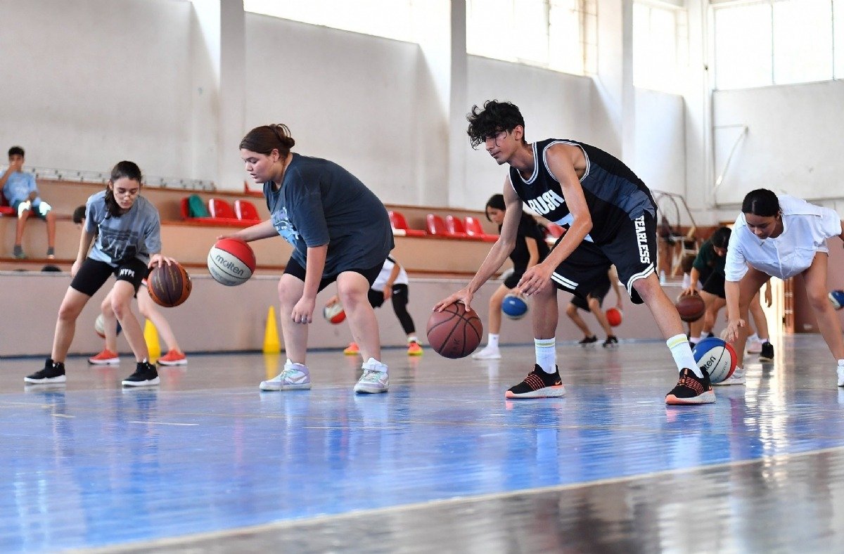 Mersin Büyükşehir Belediyesi, yaz-kış devam eden basketbol kursları ile gençlerin