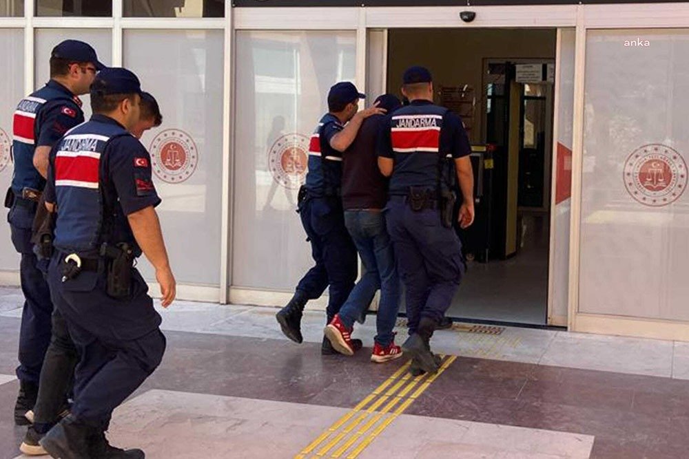 İzmir'in 9 ilçesinde düzenlenen operasyonlarda yakalanan, haklarında 4 yıldan 12