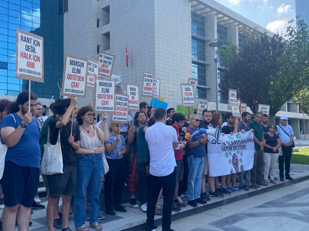ODTU Ogrencileri, Bilkent-Incek Bulvar Yolu Projesini ABB Onunde Protesto Etti