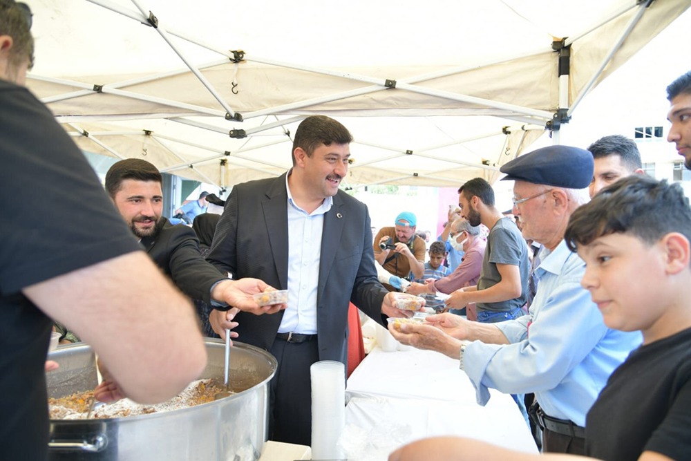 Kahramankazan Belediyesi, Muharrem ayı dolayısıyla vatandaşlara aşure ikram etti. Kahramankazan