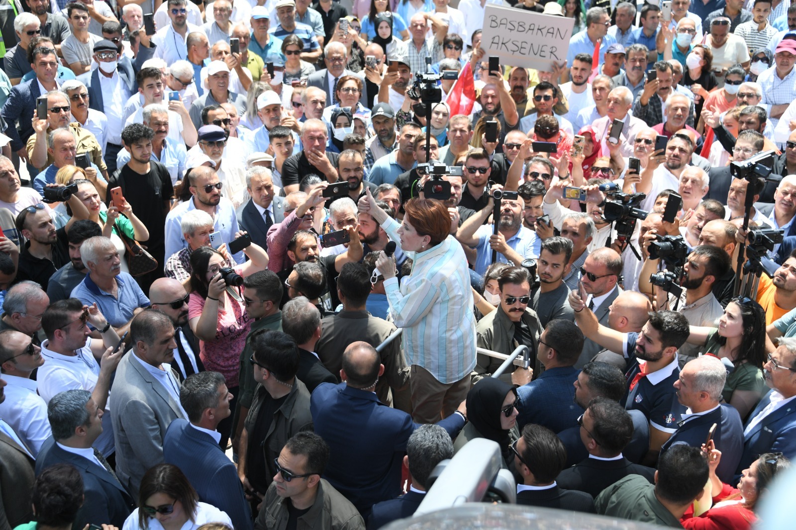 Akşener, Aksaray’da: “İç Anadolu Bölgesinde Hepinizin Derdi, Suyun Kaybolması” İYİ Parti Genel Başkanı Meral Akşener, Aksaray’da yurttaşlara; “Bir gün