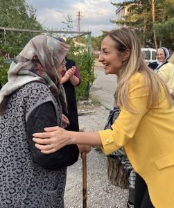 Aylin Naziliaka: "CHP Herkesi Golgesinde Koruyan Kollayan Adeta Yuva Gibi Hissettiren Koklu Bir Cinar"